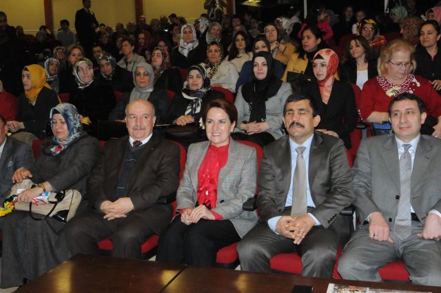 Meral Akşener Güngören'de Kadınlar Gününü Kutladı