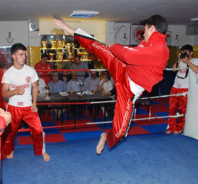 Ak Parti Murat Ekmekçi Spor Kulübüne çıkarma Yaptı