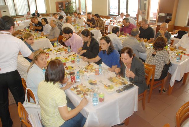 Her Zorlu Meclis Sonunda Yemek Ziyafeti Var