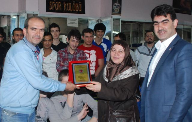 Plaketimizi Eli öpülecek Annenin Elinden Aldık