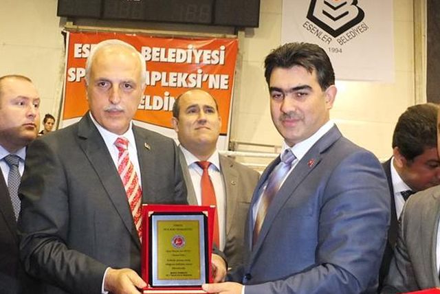Murat Ekmekçi Vali Mutluya Teşekkür Plaketi Verdi