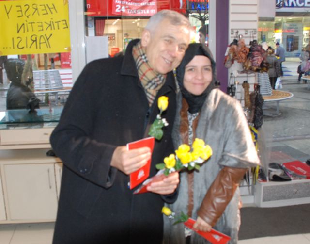 Ahmet Güzeli Kadınlar Günününde Yağmur Bile Durduramadı