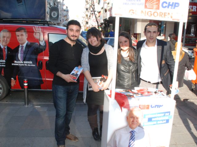 Partiler Standlarla Seçmenlere Dokunuyorlar