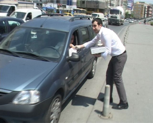 Mhp Bisküvi Dağıtarak Güngören'e Milletvekil Adaylarıyla çıkartma Yaptı