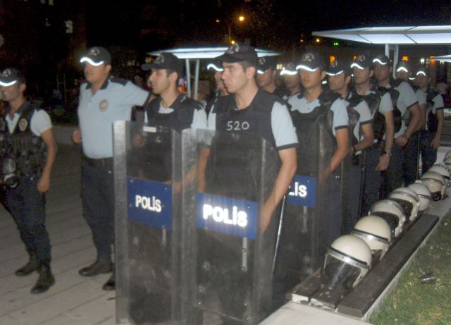 Polis Her Köşe Başında önlem Aldı