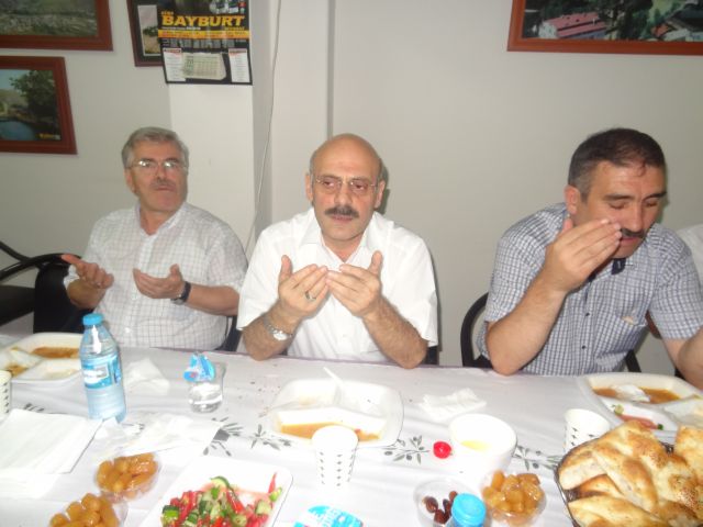 Bayburt Armutlu Köyü Derneğin'den Görülmedik İftar