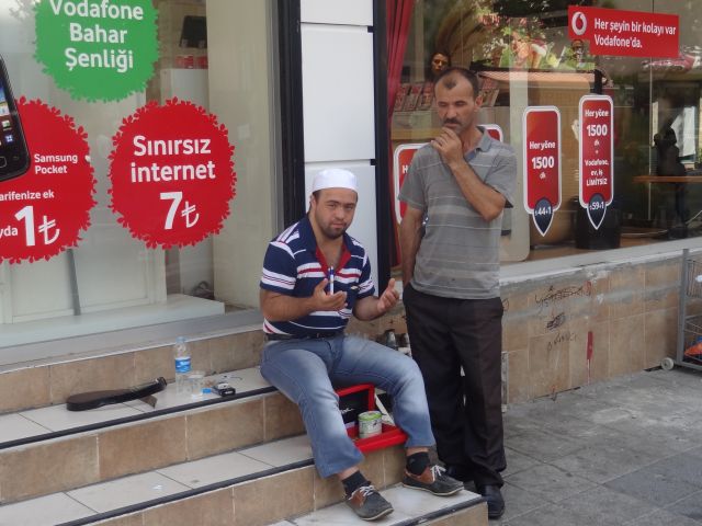 Postmodern Dilenci Menderes Caddesi'nde