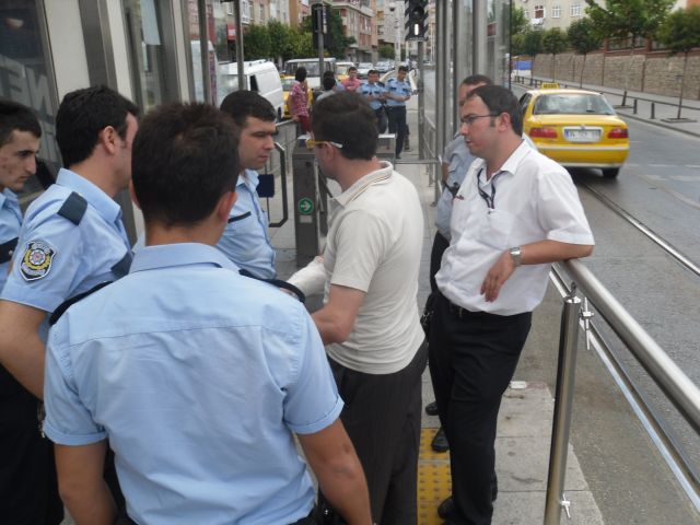 Vatandaş Canından Vaz Geçti Tramvay Camından Vaz Geçmedi