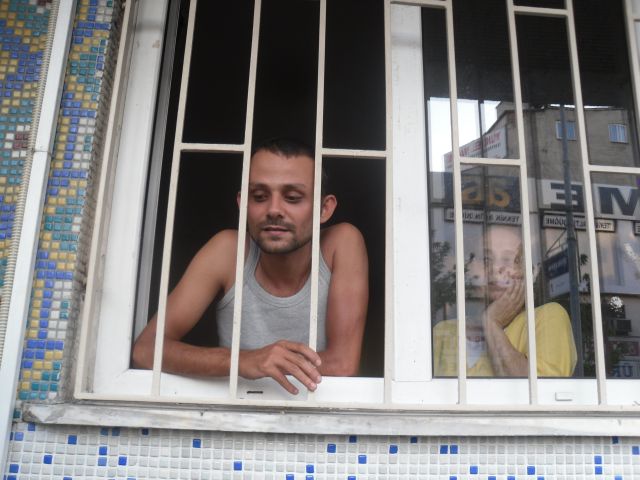 Papağanı Kaçtı,polis Hırsız Diye Tutukladı