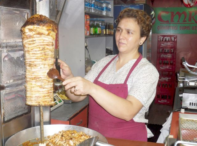 Kadın Eli Döner Bıçağına Da Yakıştı