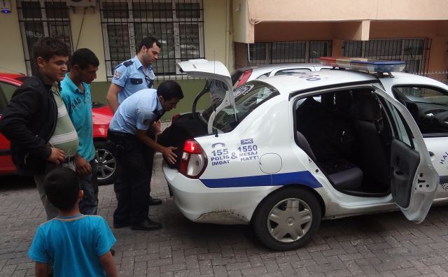 şüpheli çanta Polis'i Alarma Geçirdi