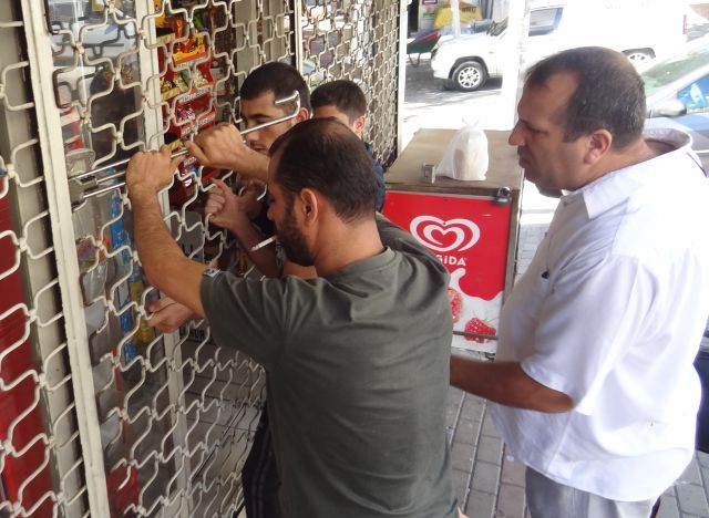 Demirleri Sökerek Dükkanı Soydular