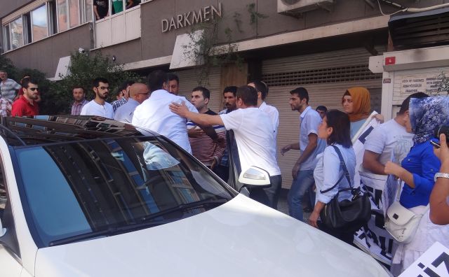 Patron Aracını İşçilerin üzerine Sürdü