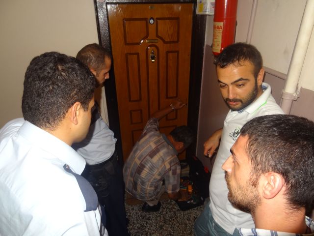 3 Polis'in Yaşadığı Apartmanı Soydular