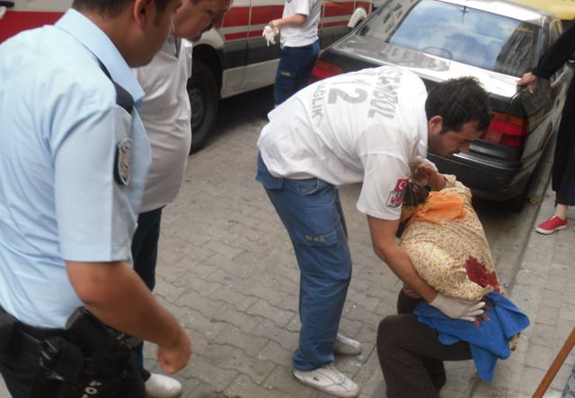 Yaşlı Kadını Kapısının önünde Kadın Bıçakladı