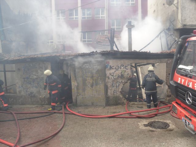 Yanan Gecekonduyu Gülerek Seyrettiler