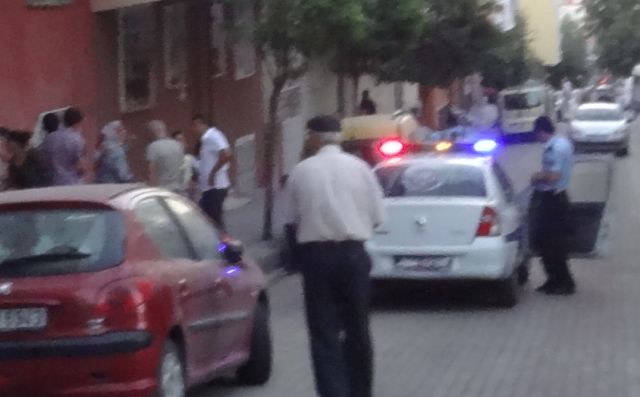 Annesi Kızına Kendini Siper Etti