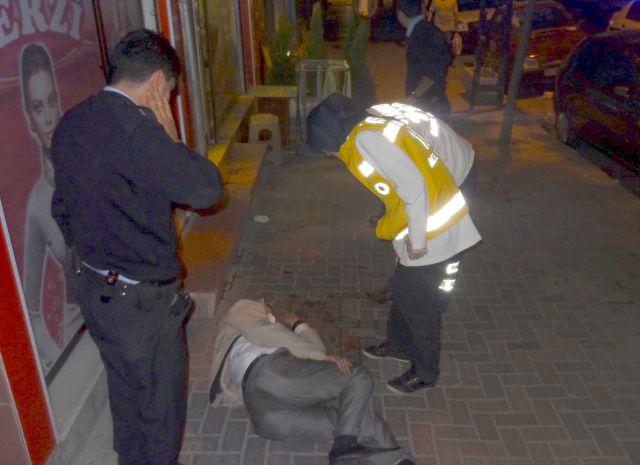 Polis Sarhoş'u İkna Edemeyince !