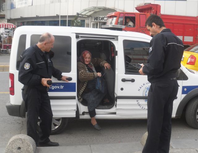 Yaşlı Kadının Emekli Maaşını çarptılar