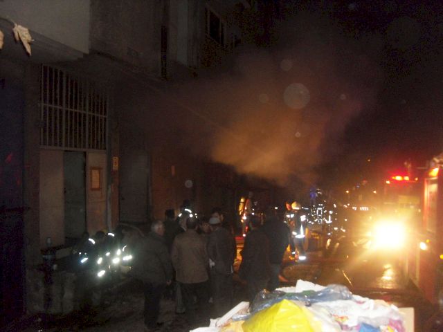 Elektrik Kontağı Kumaş Deposunu Yok Etti