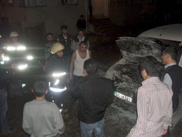 Aracı Yandı Söndürmeye Komşuları Yetişti