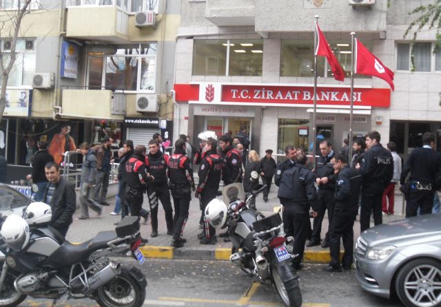 Banka Tadilatı Soygun Zannedilerek Polisi Alarma Geçirdi