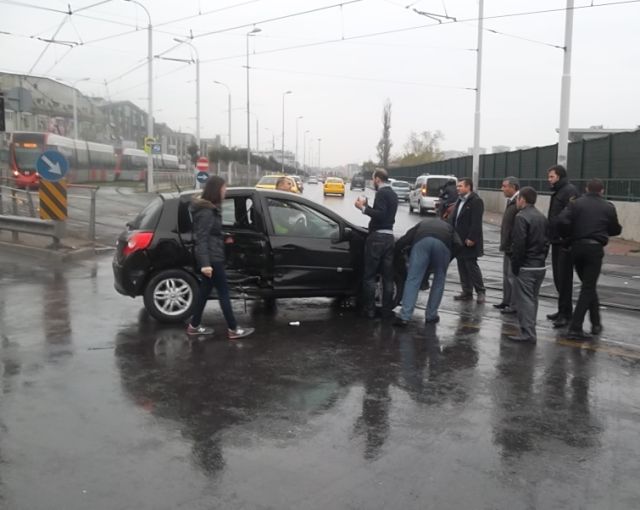 Yağışlı Hava Aşırı Sürat Kazaya Sebep Oldu