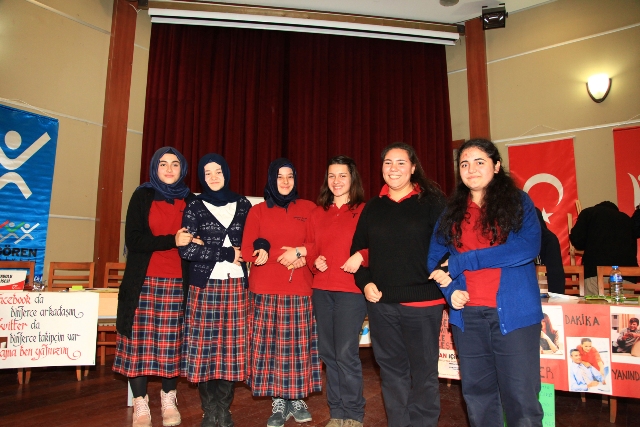 Sosyal Paylaşım Siteleri Münazara Konusu Oldu