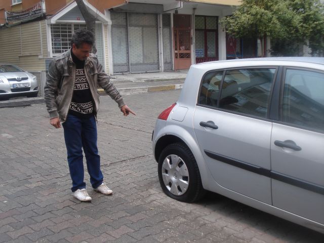 60 Adet Arabanın Lastiklerini Kestiler