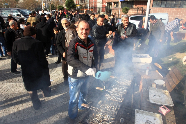 Bir Tepsi Hamsi Mahalleyi Bir Araya Getirdi