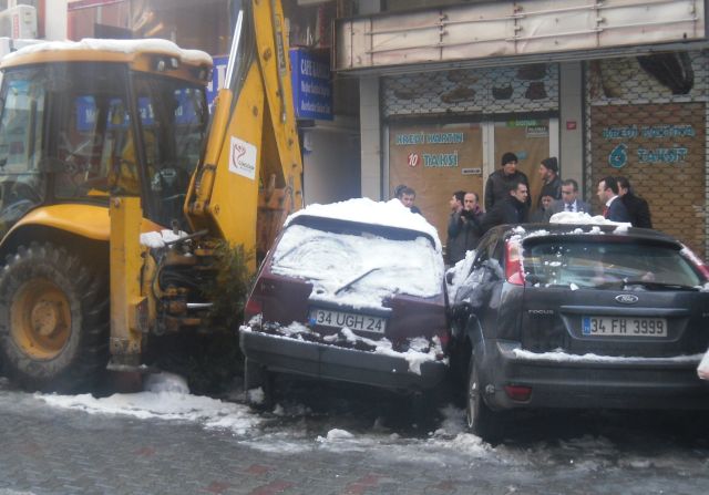 Belediye Kepçesi Arabaları Biçti