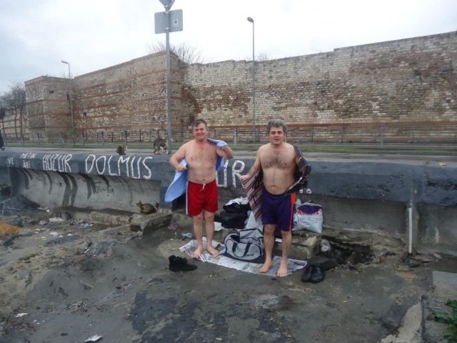 İki çılgın Of'lu Kışın Dondurucu Soğuğuna Aldırmıyor