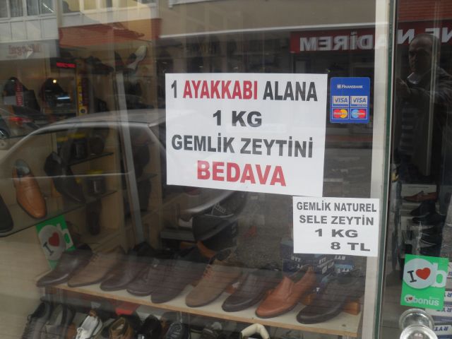 Ayakkabı Alana Zeytin Hediye