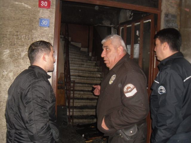 Elektrik Panosu Yangını Apartmanı Sokağa Döktü