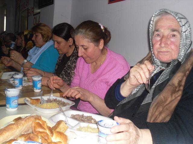 Cem Evinde Hızır Lokması Verildi