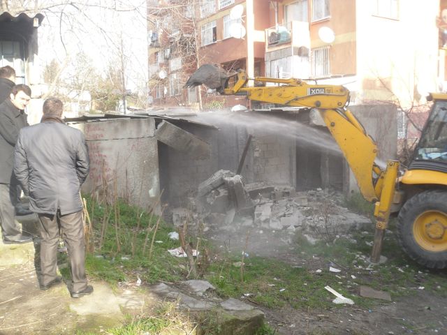 Yıkım Ekipleri Güle Oynaya Yıkıyorlar