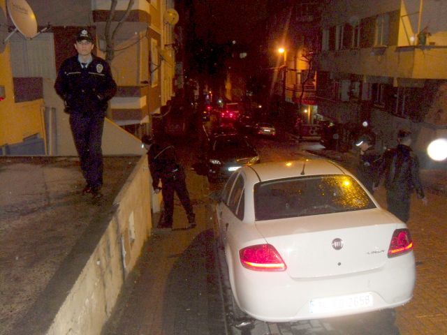 Hem Polise Saldırdılar Hemde Silahını çaldılar