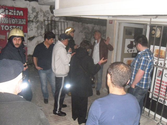 Merter'de çıkan Yangın Apartmanı Sokağa Döktü