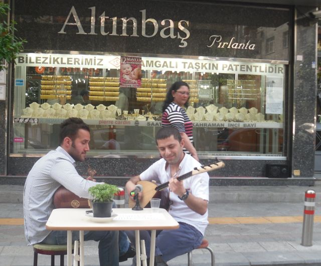 Karagöz Kuyumcusu Annelere özel Program Yaptı