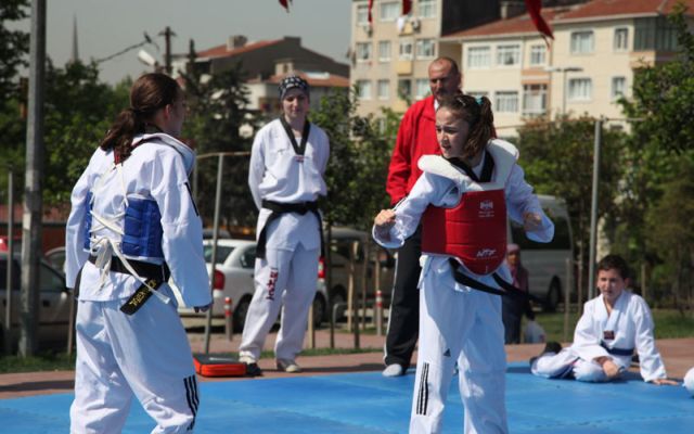 Gençlerin Gösterileri Dudak Uçuklattı