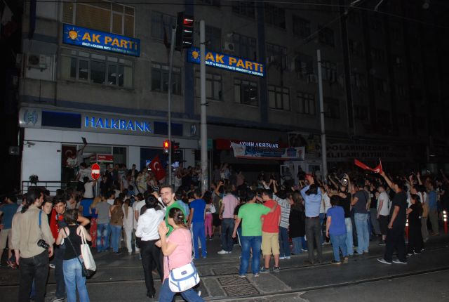 Halk Sokağa İndi,tencereler Hiç Susmadı