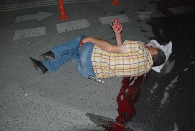 Sarhoş Kanlar İçindeyken Hala şişenin Dibini Aradı