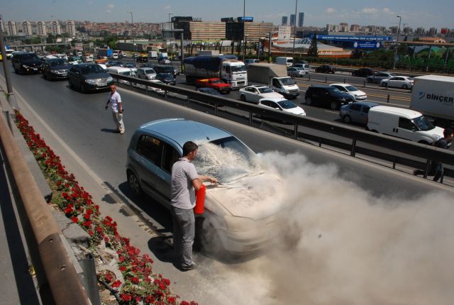 Arabasının Yanmasını Bırakdı Diğer Arabaları Kurtardı