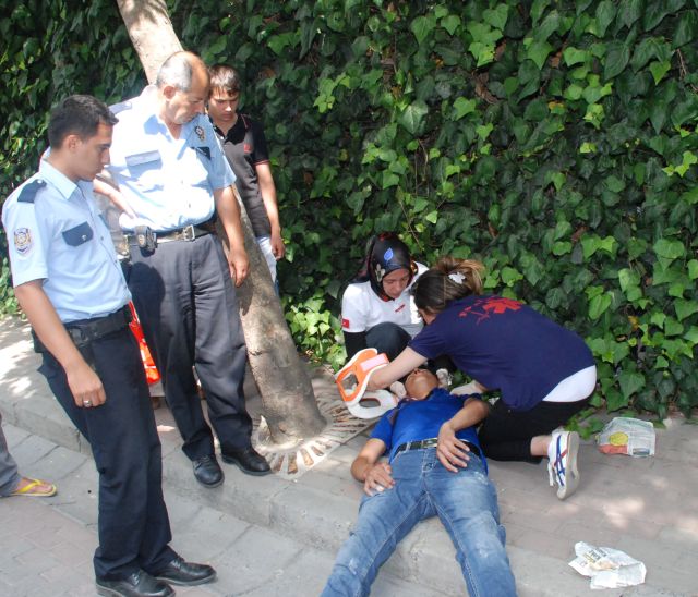 Araba Ayaklarının üzerinden Geçti