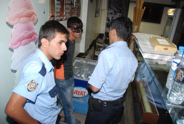 Azılı Hırsız Sadaka Kumbarasını çaldı