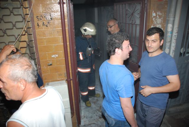 Bina Girişindeki Elektrik Yangını Korkuttu