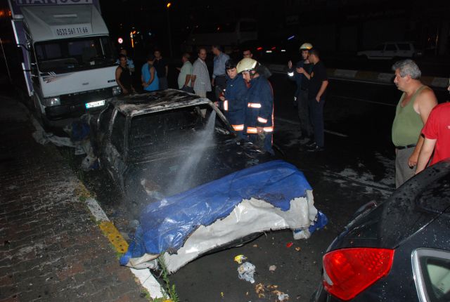 İki Park Halindeki Araçlar Yandı