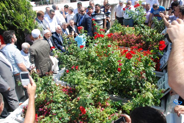 Saadet Partisi Bayramda Erbakan'nın Mezarı Başında