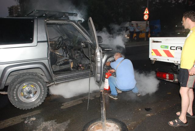 Aracın Yangınını Söndürmek Esnaflara Düştü