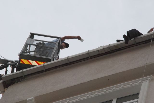 Azılı Hırsızı çatıdan İtfaiye İndirdi